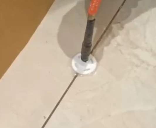 淮滨瓷砖空鼓维修公司专业解答瓷砖在铺贴过程中，如果没有涂抹均匀到位的粘结材料（如水泥砂浆或瓷砖胶），可能会导致以下问题